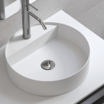 es un lavabo sobre encimera con repisa para griferia, el lavabo es circular de solid surface